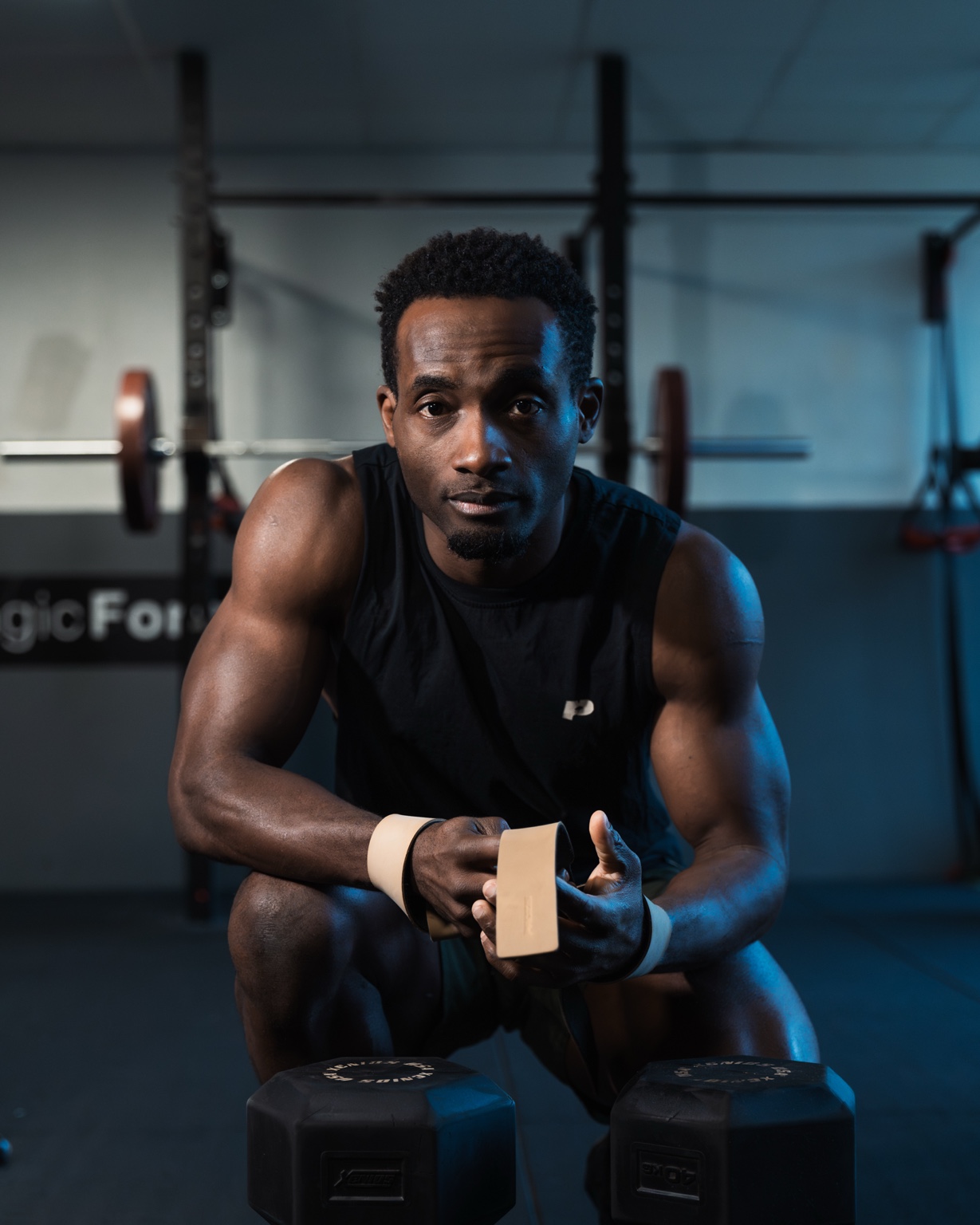 Basile Emah, coach sportif BFIT, dans une salle de musculation